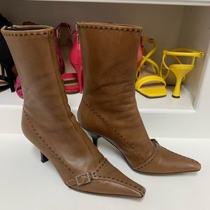 Gently used leather Prada boots. Size 36